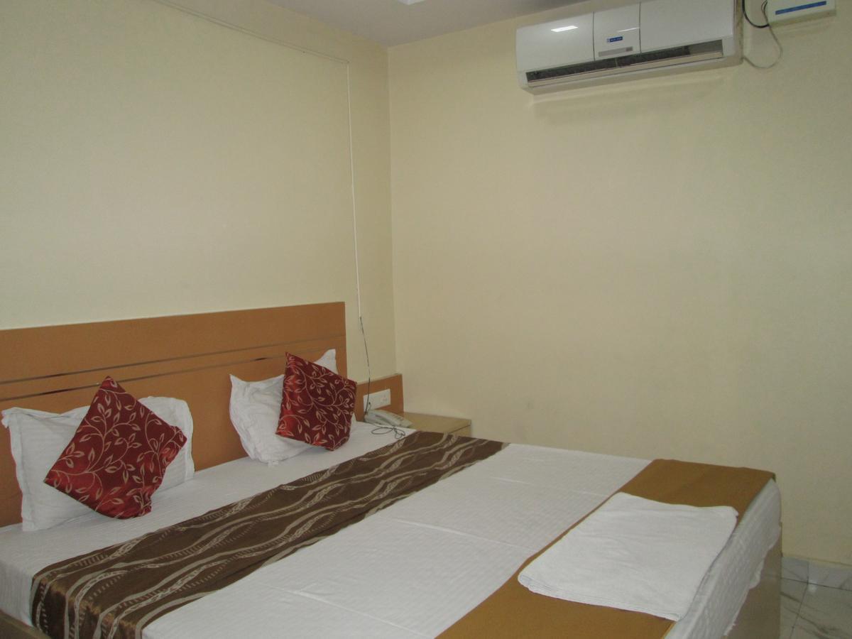 Oyo 13494 Hotel Nakshatra Inn Haïdarabad Extérieur photo